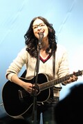 最新曲「輝く人」は、彼女にとって初のギター弾き語りナンバー。