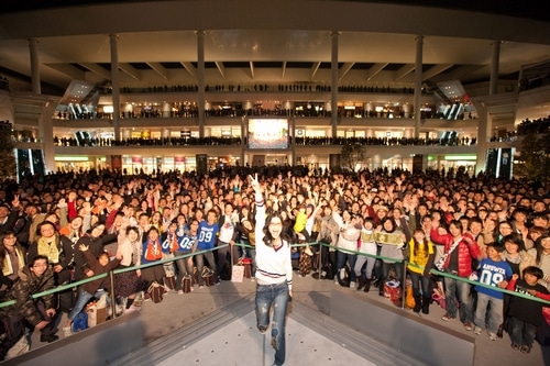 フリーライブにはタイトルどおり約1万人の観衆が集まった。