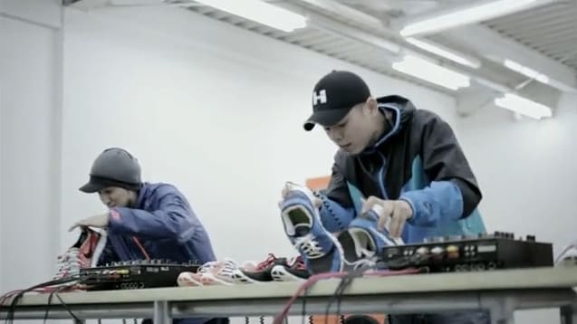 「現場の空気がとても明るく、スタッフみなさんが濃い人ばかりだったので、最後まで楽しく演奏することができました」というJUICYのコメントどおり、楽しそうな雰囲気が印象的な映像の1シーン。