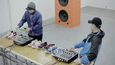 NIKEのシューズボックスを利用したスピーカーなど、映像の各所に見どころが満載。サウンドとシンクロしたオフィシャルサイトのエフェクトにも注目だ。