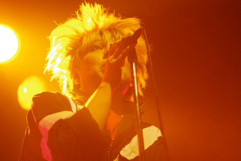 KERAは5月8日に新宿LOFTで開催した自主企画イベント「続々・ケラリーノ・サンドロヴィッチ・ミューヂック・アワー」でこの対バンライブの開催を告知。「8月13日なので……はいささんと覚えて下さい。『ちょっとはいささん（歯医者さんのアクセント）に行ってくる』って」と実にボンヤリとした暗記法をレクチャーした。