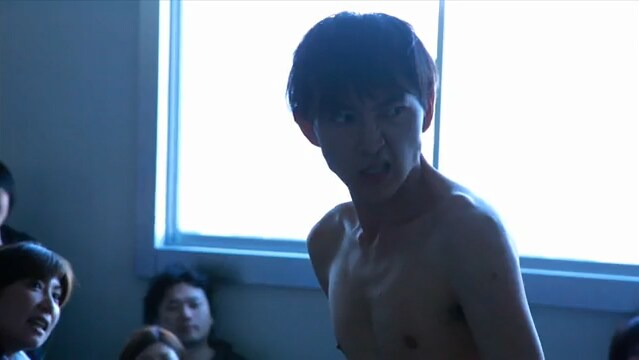 自らのライブを脱走し、パンツ1枚で校舎内を所狭しと駆け回るの子。