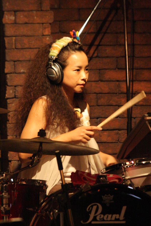 ケラ＆ザ・シンセサイザーズの一員となったReiko（tokyo pinsalocks）。