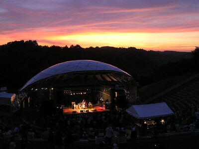 今年の会場となる青森・つがる地球村円形劇場でのライブの模様。