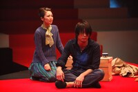 舞台「嫌われ松子の一生」の一場面。