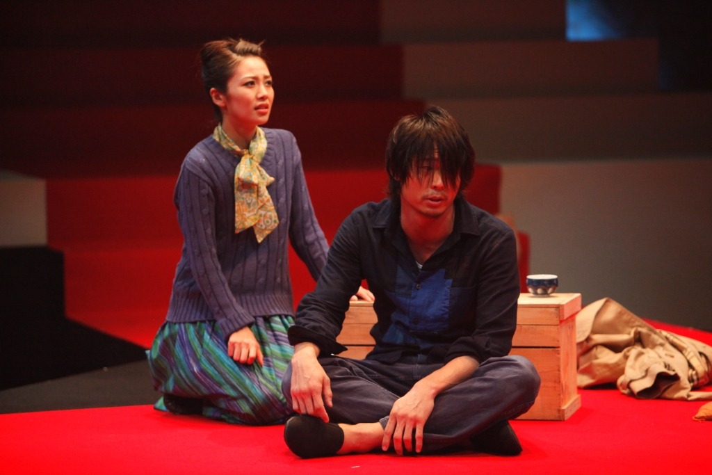 舞台「嫌われ松子の一生」の一場面。