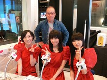 左からのっち、あ～ちゃん、かしゆか。後ろは小林克也。