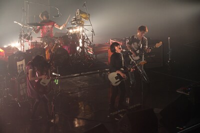 「TOKYO REAL-EYES」に何度もゲスト出演しているBase Ball Bearの小出祐介（Vo,G）は「藤田琢己のためにこんなにたくさんの人が来てくれて、本当にうれしい限りでございます！」と感激した。