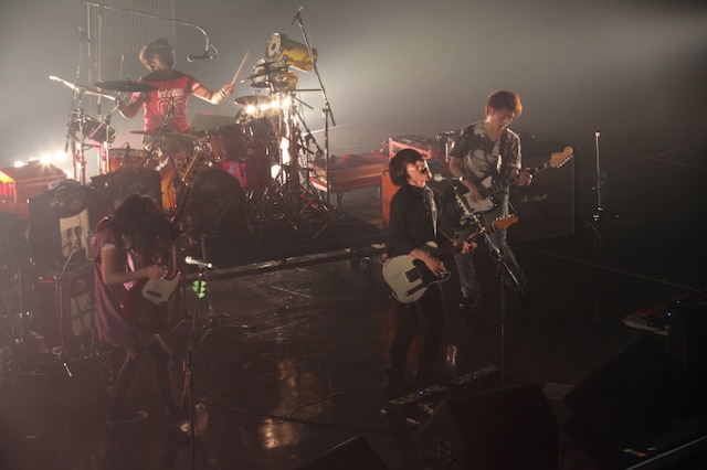 「TOKYO REAL-EYES」に何度もゲスト出演しているBase Ball Bearの小出祐介（Vo,G）は「藤田琢己のためにこんなにたくさんの人が来てくれて、本当にうれしい限りでございます！」と感激した。