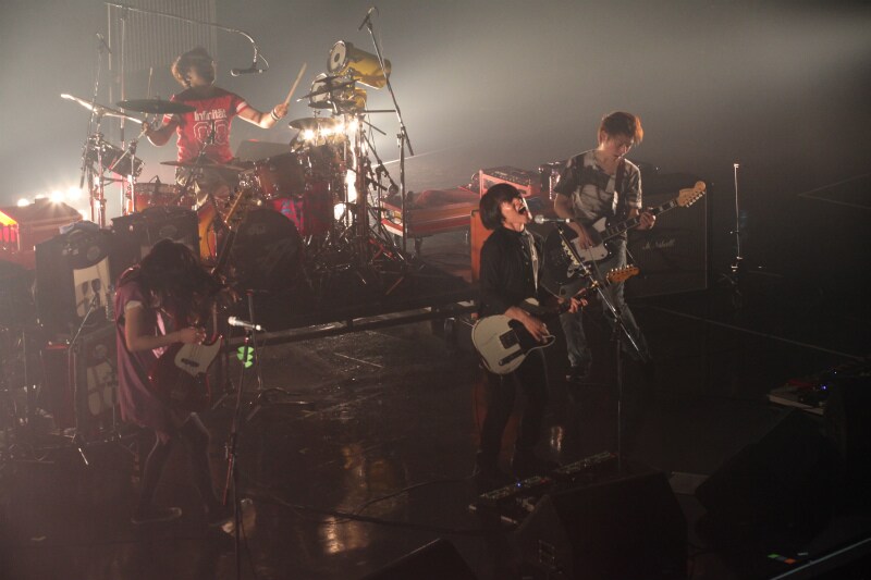 「TOKYO REAL-EYES」に何度もゲスト出演しているBase Ball Bearの小出祐介（Vo,G）は「藤田琢己のためにこんなにたくさんの人が来てくれて、本当にうれしい限りでございます！」と感激した。