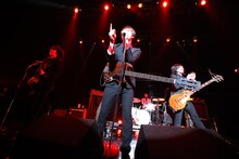 THE BAWDIESのTAXMAN（G/写真左）は、普段のライブどおり缶ビールを持ってステージに登場。ROY（Vo,B/写真中央）とともにハイテンションなMCで場を沸かせた。