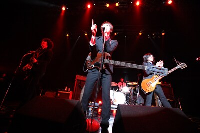 THE BAWDIESのTAXMAN（G/写真左）は、普段のライブどおり缶ビールを持ってステージに登場。ROY（Vo,B/写真中央）とともにハイテンションなMCで場を沸かせた。