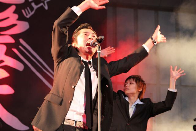 ライブ終盤にはこみ上げる気持ちを押さえきれず、涙を流してしまう増子兄ィ。「次は俺、涙腺焼き切ってくるから！」と照れ隠し。