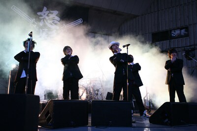 ジュリーの名曲で幕を開けた初の野音ステージ。