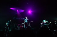 school food punishmentの「light prayer」では、蓮尾理之（Key）が興奮のあまりキーボードの上に立って足で演奏する場面も。