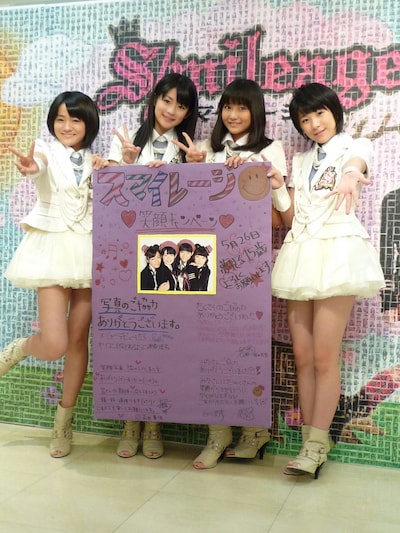 メンバーが手にしているのが、この日制作されたファンへの直筆メッセージボード。このボードもモザイクアートと一緒に展示中。