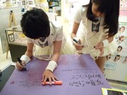 メッセージボードを制作中のメンバー。