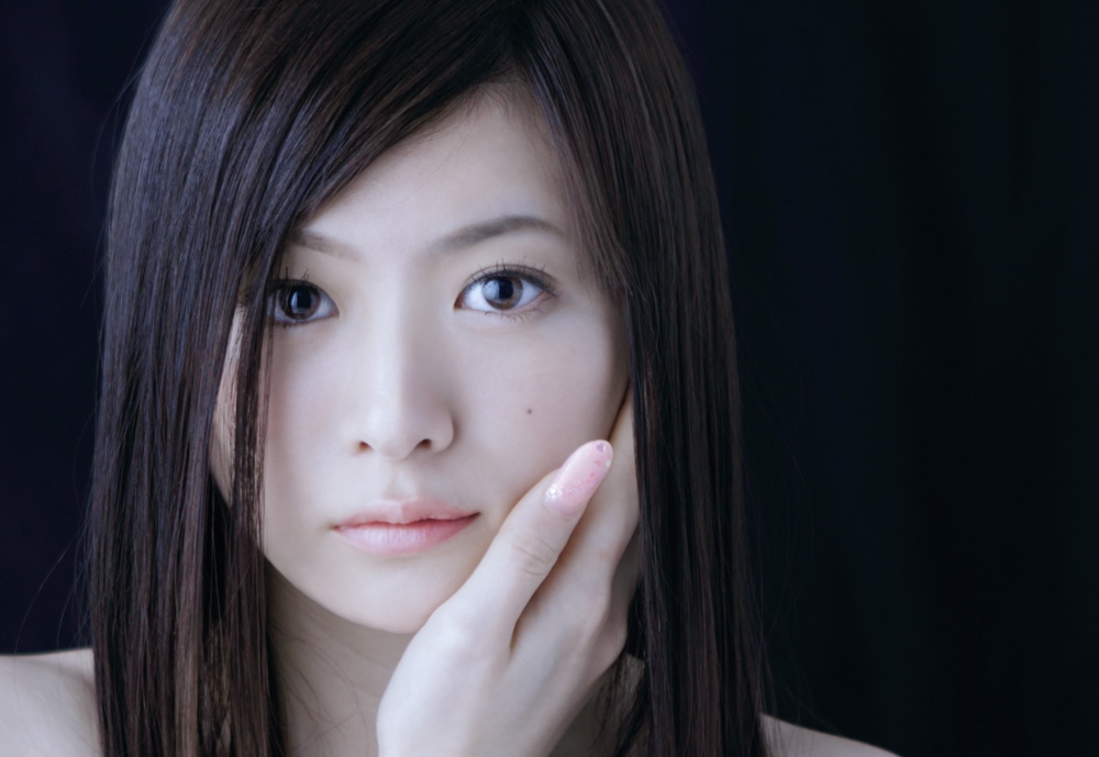 現在Aira Mitsukiのオフィシャルブログおよび所属レーベルの公式YouTubeチャンネルでは、新作「6 FORCE」の全曲試聴を実施中。