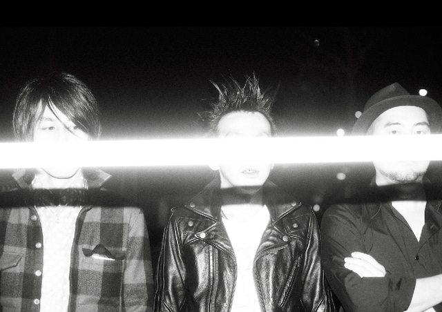 MO'SOME TONEBENDER（百々和宏は写真左）