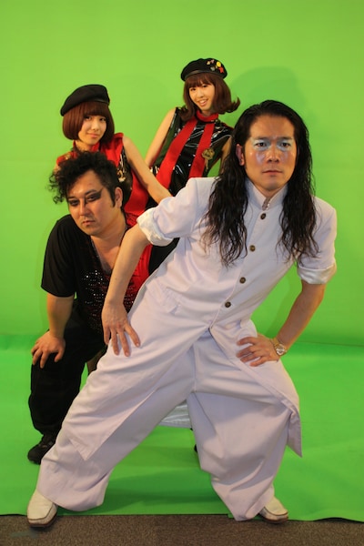 大人数ダンスユニットのごとき滑らかかつ息の合った動きを見せるロマンポルシェ。＆バニラビーンズ。