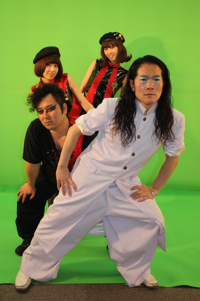 大人数ダンスユニットのごとき滑らかかつ息の合った動きを見せるロマンポルシェ。＆バニラビーンズ。