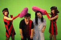 やわらかいクッションで殴打されるロマンポルシェ。の2人。PVでは西山浩司（イモ欽トリオ）の完コピに挑むロマン優光（写真左から2番目）のたどたどしいエアドラムに注目だ。