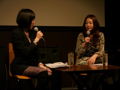 写真は中村うさぎを迎えたトークの模様。