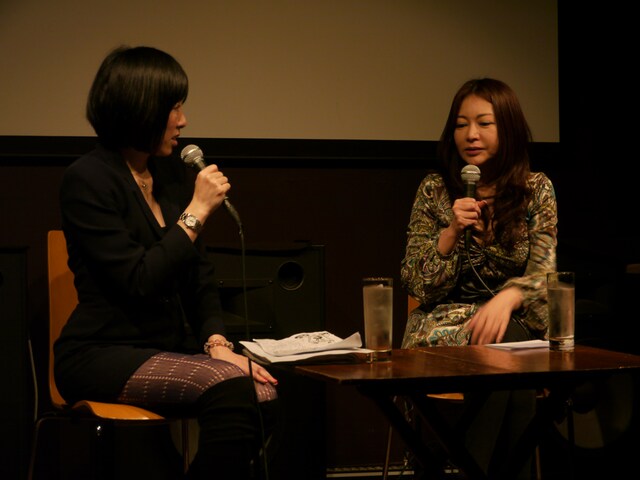 写真は中村うさぎを迎えたトークの模様。