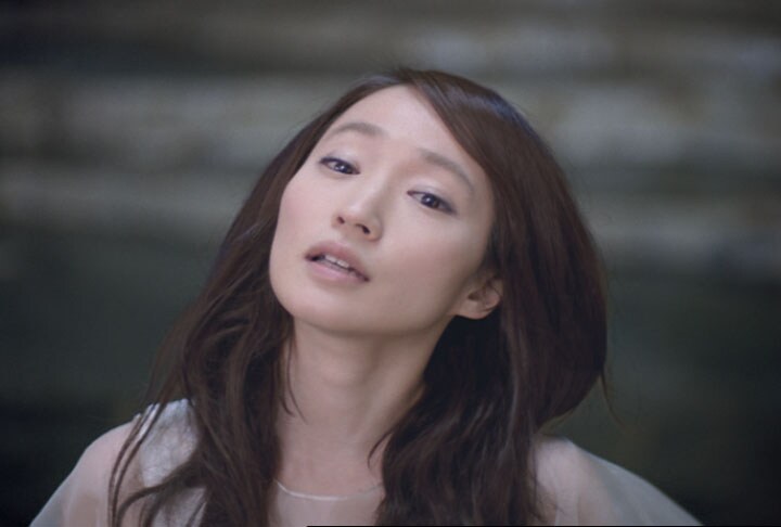 独特のたたずまいで、ごく自然に妖精を演じている安藤裕子。