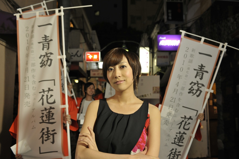 “「花蓮街」夜キャンペーン隊”とともに新宿に出現した一青窈。