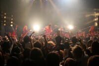 ニューアルバムの詳細については、追ってアナウンスされる。