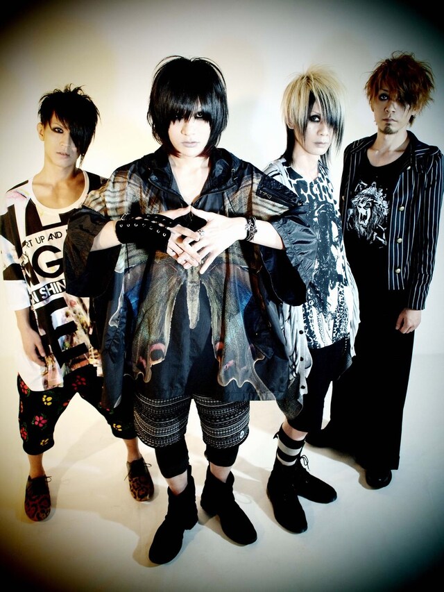 5月の東名阪ツアーはインディーズ時代にリリースした初音源「Strange fruits-奇妙な果実-」の発売15周年を記念して開催。東京、大阪公演のチケットはソールドアウトしている。