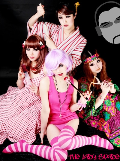 謎のベールに包まれた3代目ボーカリストATG、専属ダンサー「セクレタリ・ア・ゴーゴーズ」、そして黒幕SLF!!の5人で動き出した“第3世代スペィド”。ファンはメンバーそれぞれのキャラクターが垣間見えるTwitterアカウントのフォローをお忘れなく。