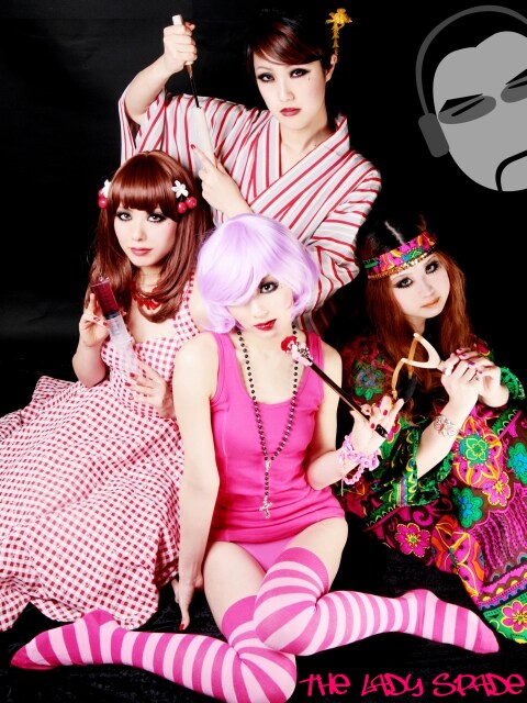 謎のベールに包まれた3代目ボーカリストATG、専属ダンサー「セクレタリ・ア・ゴーゴーズ」、そして黒幕SLF!!の5人で動き出した“第3世代スペィド”。ファンはメンバーそれぞれのキャラクターが垣間見えるTwitterアカウントのフォローをお忘れなく。