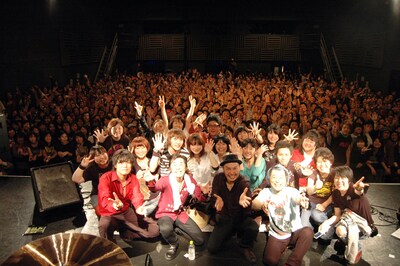 怒髪天メンバーと臨時記者、会場の全員で記念撮影。記者の中には親子2代の怒髪天ファンも。Twitter上では、最後に握手で見送られた幸運な記者たちに対し「うらやましい！」という声が上がった。