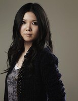 デビューシングル「never cry」は通常のCDのほか1曲入り限定盤もあり、100円で販売されている。