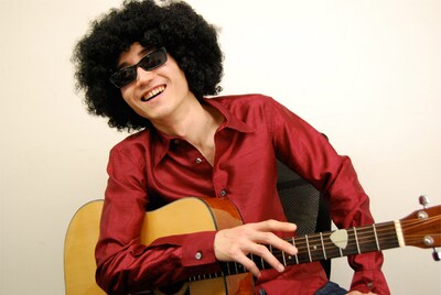 独特の髪型が印象的な緑上陽水。