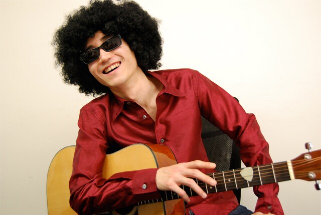 独特の髪型が印象的な緑上陽水。