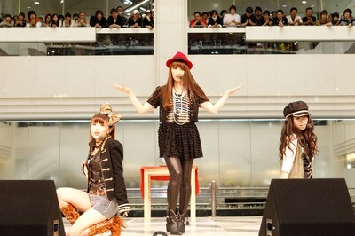 ノースリーブスの4thシングル「Lie」は、4月20日付けオリコンデイリーチャートで初登場3位を記録。これは彼女たちにとって、過去最高位となる。