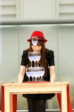 テーブルクロス引きを見事成功させた小嶋陽菜は、数日前にTwitter公式アカウント（@kojiharunyan）を開設。リアルタイムで彼女の日常がツイートされている。