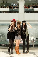 ノースリーブス。写真左から小嶋陽菜、高橋みなみ、峯岸みなみ。