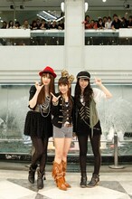 ノースリーブス。写真左から小嶋陽菜、高橋みなみ、峯岸みなみ。