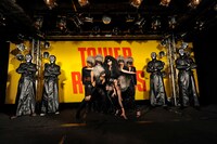 ゼブラポリス隊（写真後方）はゼブラクイーンの挑発的なダンスを微動だにせず見守る。