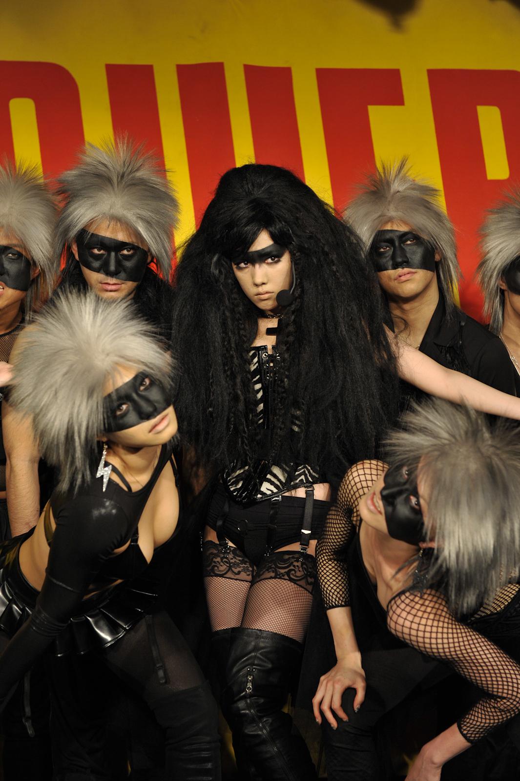 息のあったダンスで、インストアライブながら本格的なステージを披露。