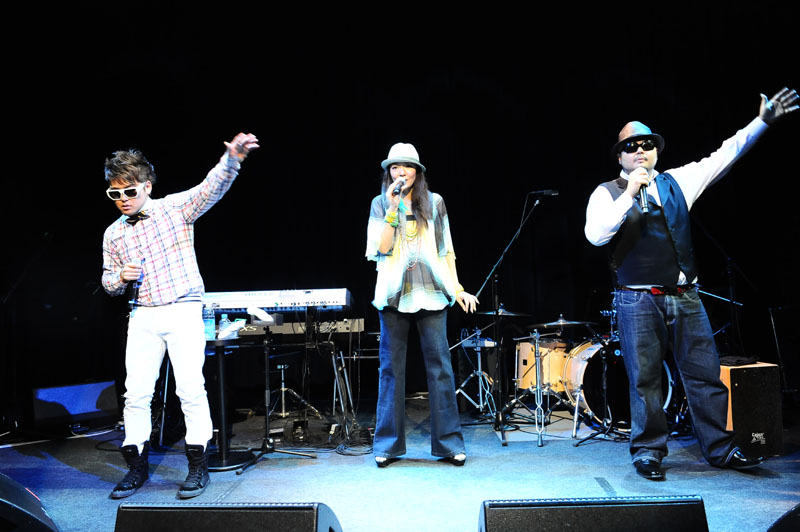 コラボ曲をオーディエンスの前で披露する杏里とクレンチ＆ブリスタ。