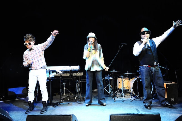 コラボ曲をオーディエンスの前で披露する杏里とクレンチ＆ブリスタ。