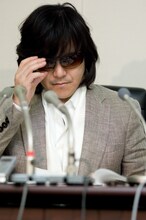 倉渕のセミナーを受け「悪いのは全部自分の親のせい」と思いこまされたというToshI。最近ひさしぶりに実家に帰り、雪のちらつく屋外で自分の到着を待っていた母親のことを話しながら声を詰まらせた。