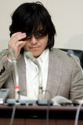 倉渕のセミナーを受け「悪いのは全部自分の親のせい」と思いこまされたというToshI。最近ひさしぶりに実家に帰り、雪のちらつく屋外で自分の到着を待っていた母親のことを話しながら声を詰まらせた。
