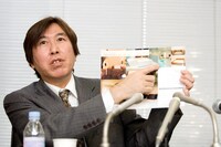 セミナー参加者から集めた資金をもとに建てられたという、MASAYAこと倉渕の私邸の資料を示す紀藤弁護士。