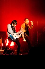 スカパラのステージより、加藤隆志（写真左/G）と谷中敦（写真右/B.Sax）。